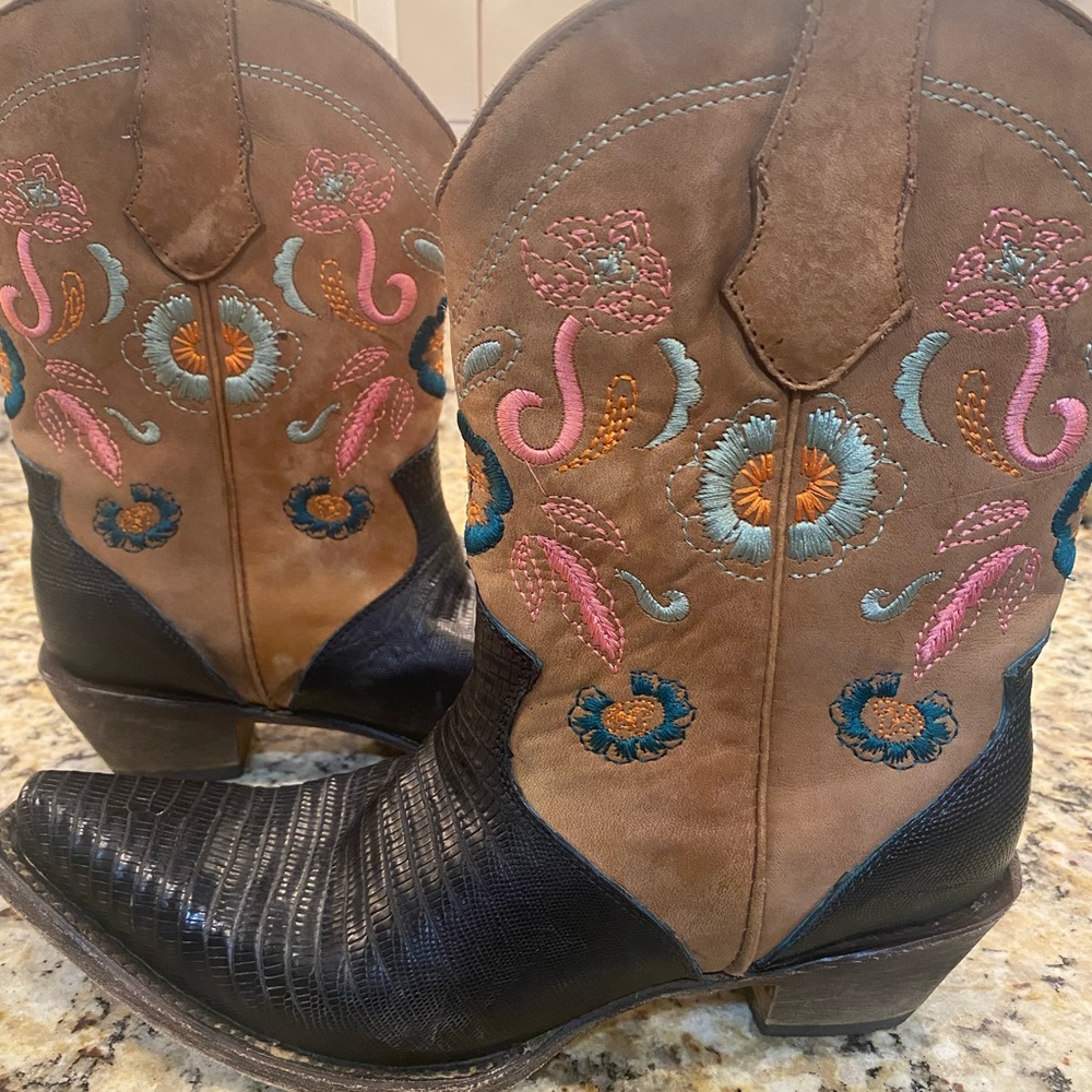 Size 8 womens Coral boots.  Worn once